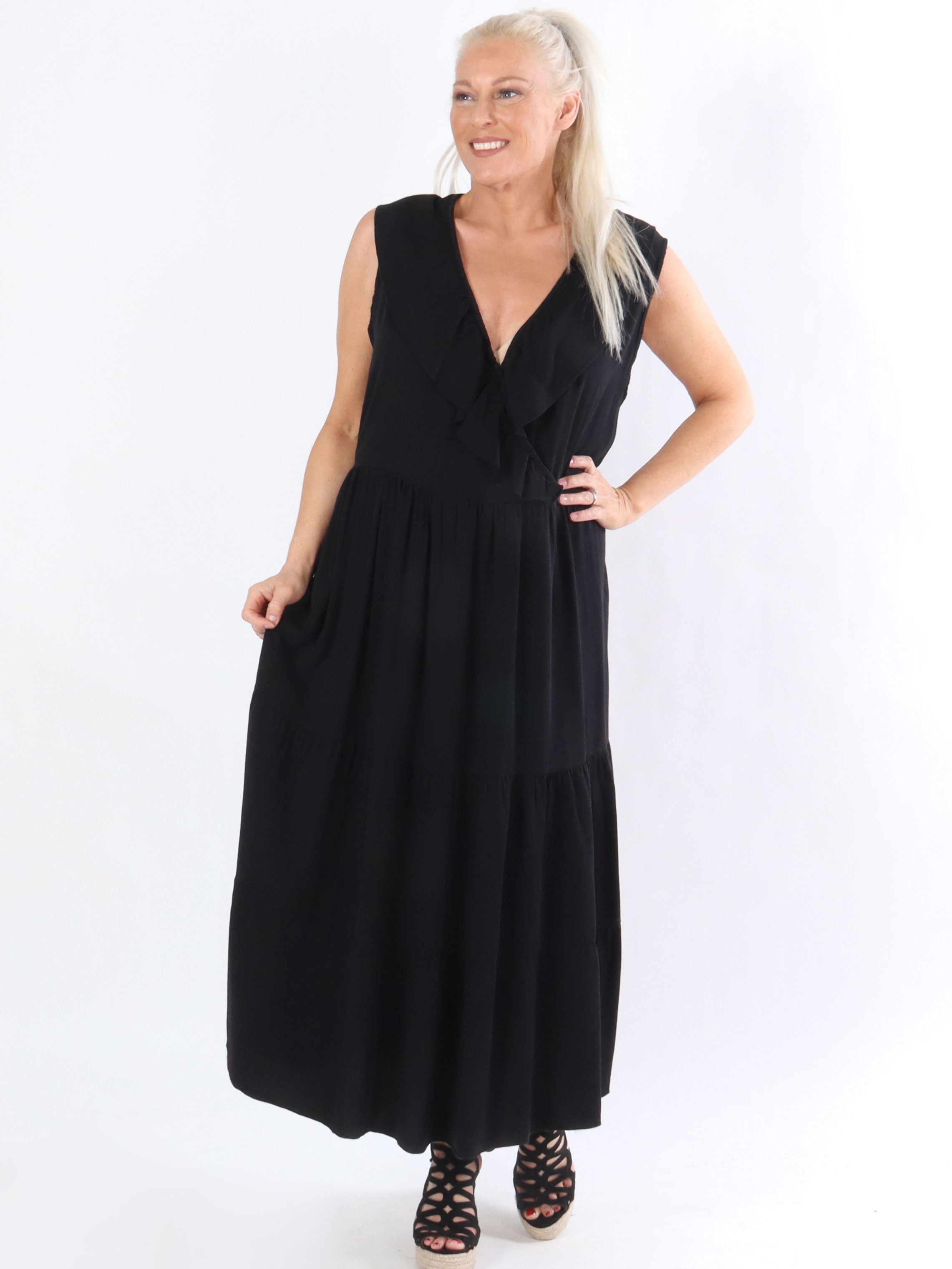 Fernanda - Kjole med flæsekant ved udskæringen